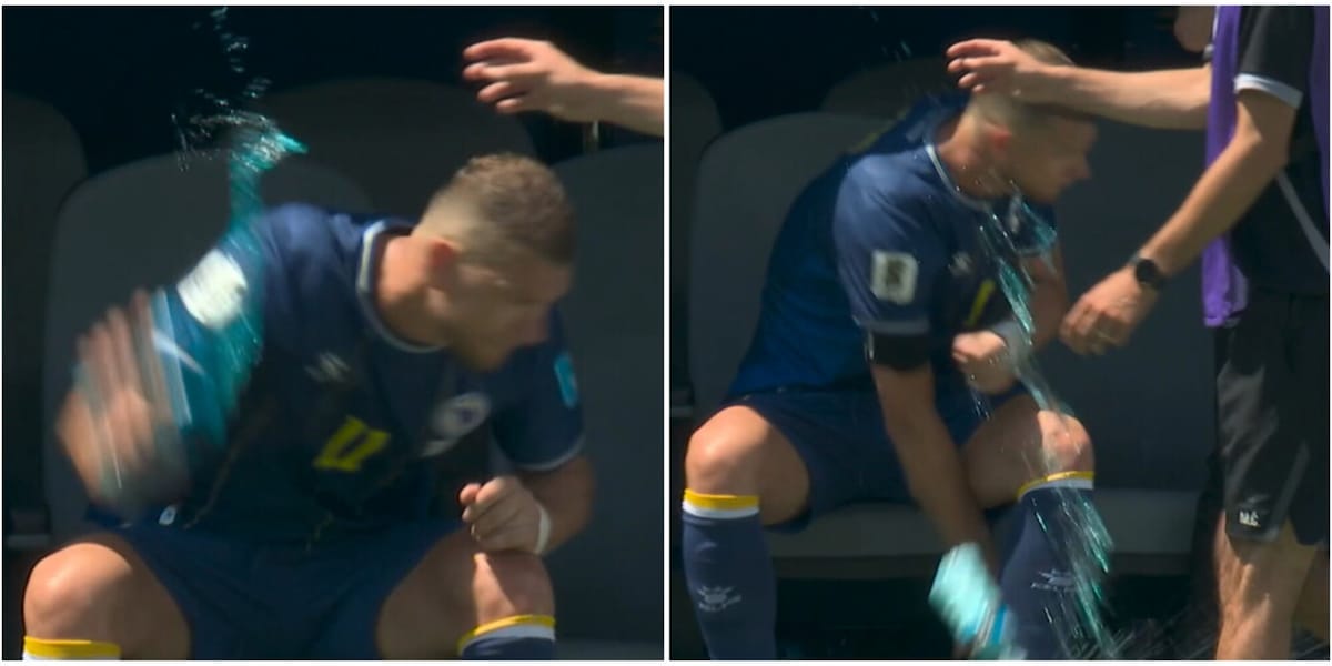Dzeko non prende bene il cambio e scaraventa a terra una bottiglietta in panchina