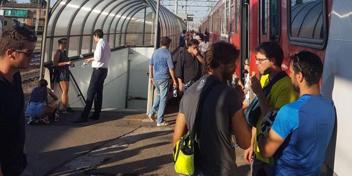 Treno bloccato a Milano per ore con 200 a bordo senza aria condizionata