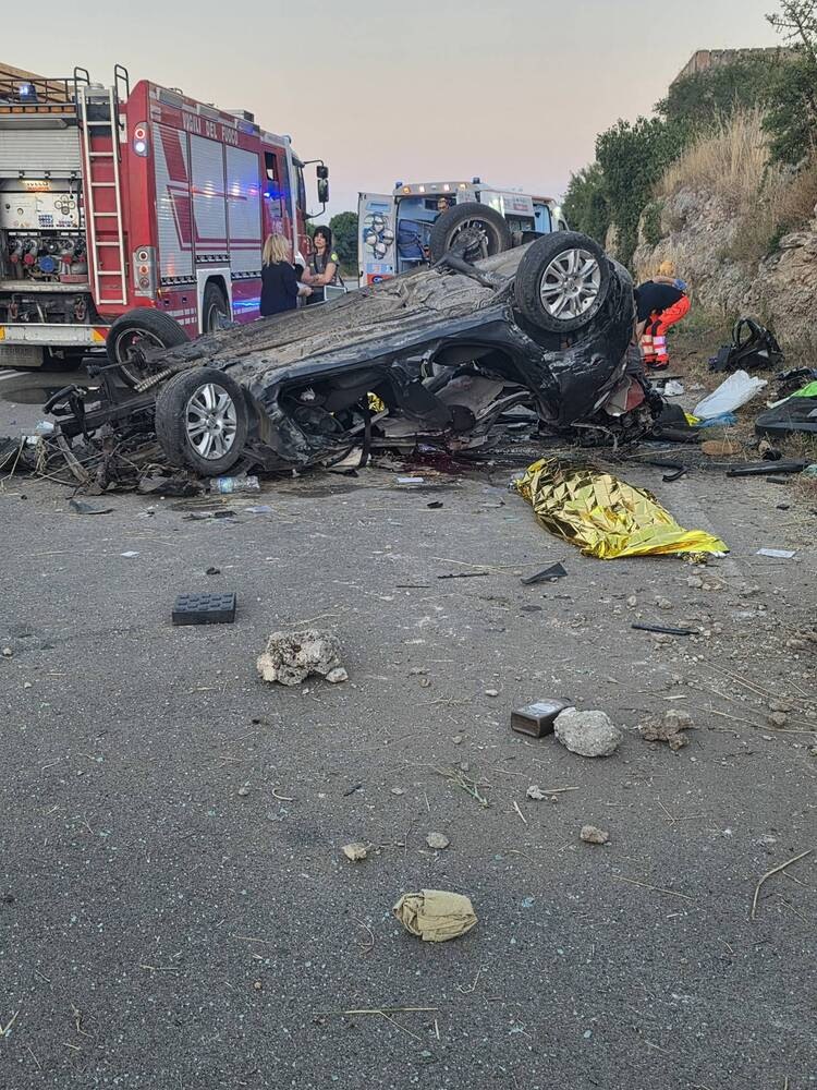 Auto fuori strada nel Foggiano, tre morti
