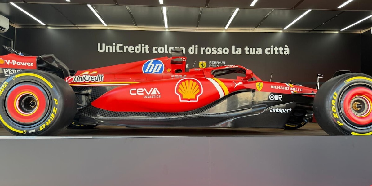 Ferrari accende Piazza Municipio a Napoli