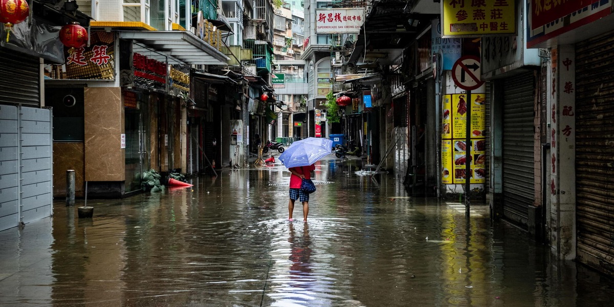 Giappone, allerta per due tifoni: evacuazioni in 13 prefetture