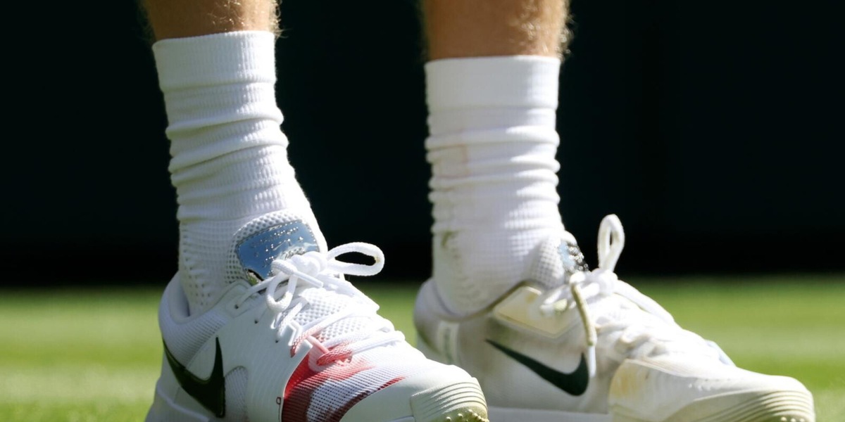 Sinner e la macchia di sangue sulle scarpe per una vescica: Wimbledon si tinge di rosso