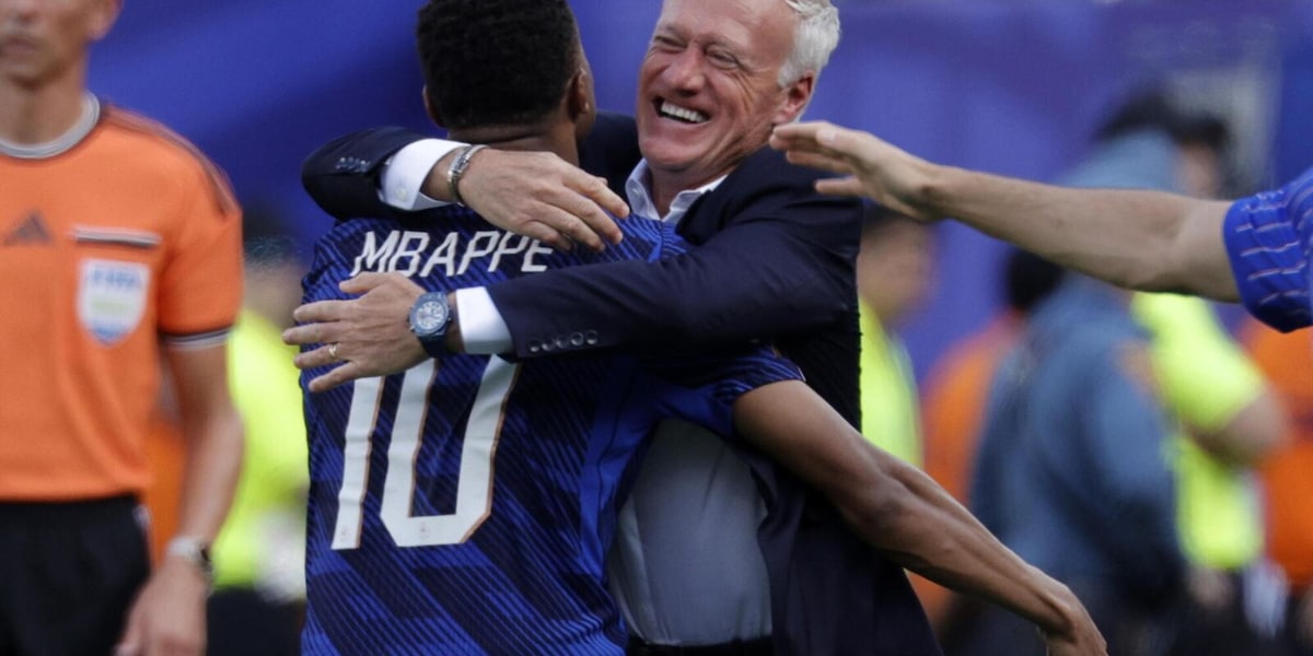Mbappé e Deschamps, la corsa e il grande abbraccio dopo il gol della Francia