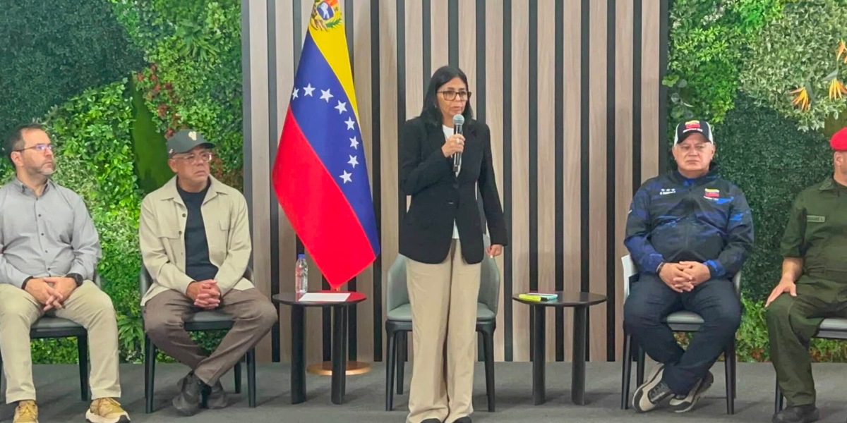 Rodriguez insignisce la missione italiana della medaglia di 'eroe del Venezuela'