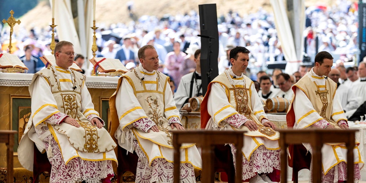 Il Vaticano ufficializza la scomunica per i vescovi lefebvriani