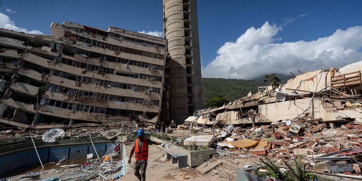 Estratto vivo dopo otto giorni l'uomo intrappolato a La Guaira