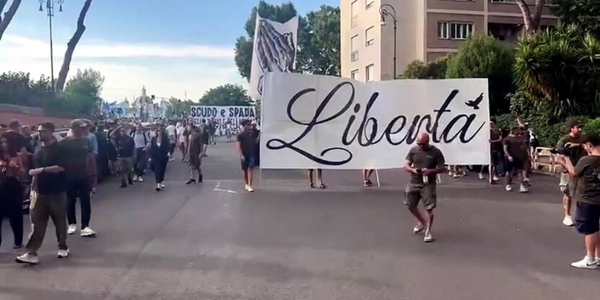 I tifosi della Lazio sfilano contro Lotito