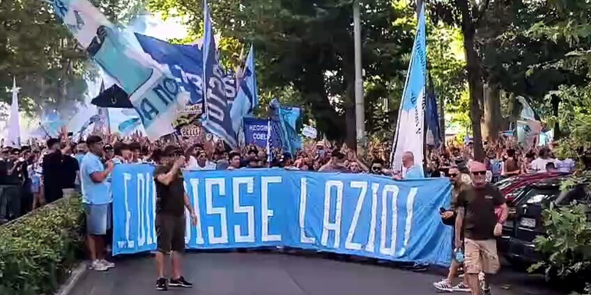 Striscioni e cori contro Lotito alla grande manifestazione dei tifosi della Lazio