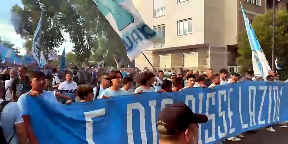 Il grande corteo dei tifosi della Lazio parte da Ponte Milvio
