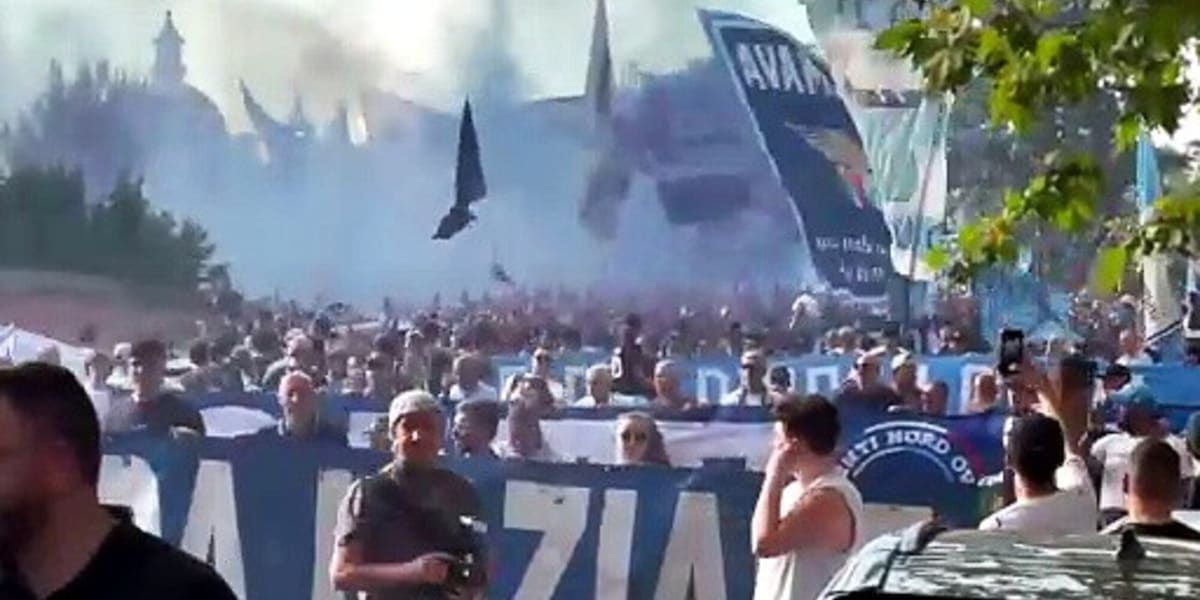 I tifosi della Lazio in strada con lo striscione "Libertà" e dai balconi partono gli applausi