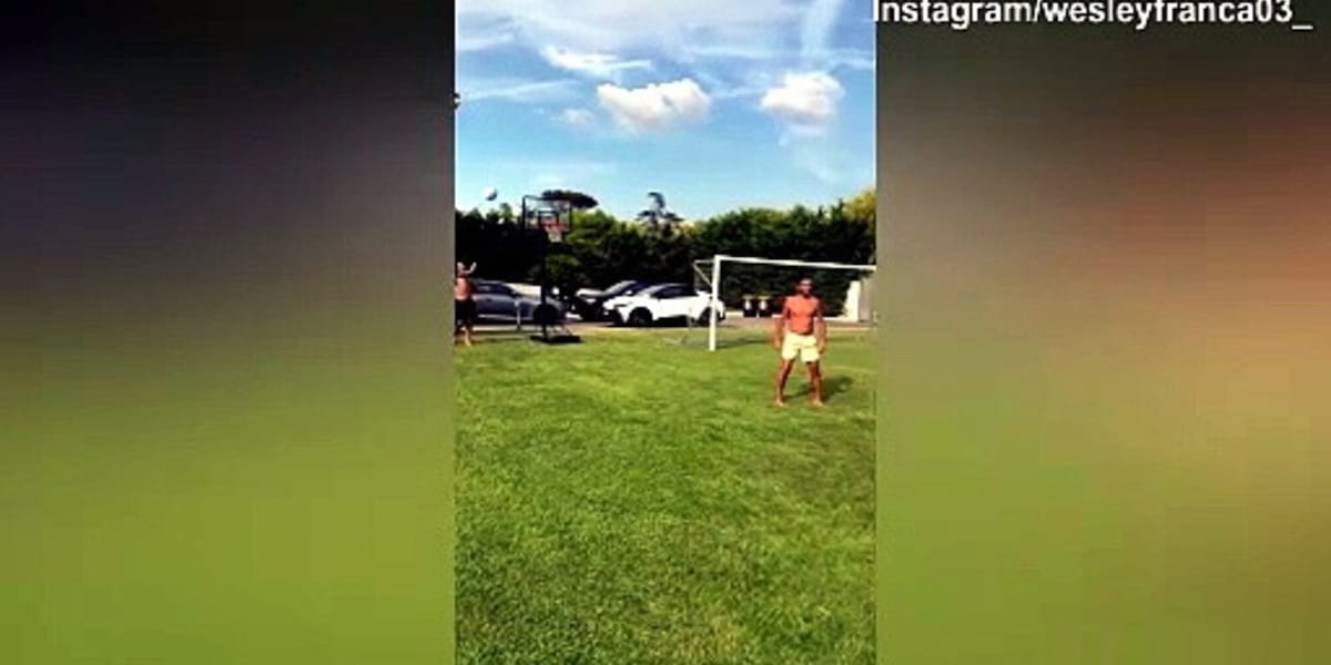 Wesley, pazzesco canestro di testa dopo un'azione assurda!