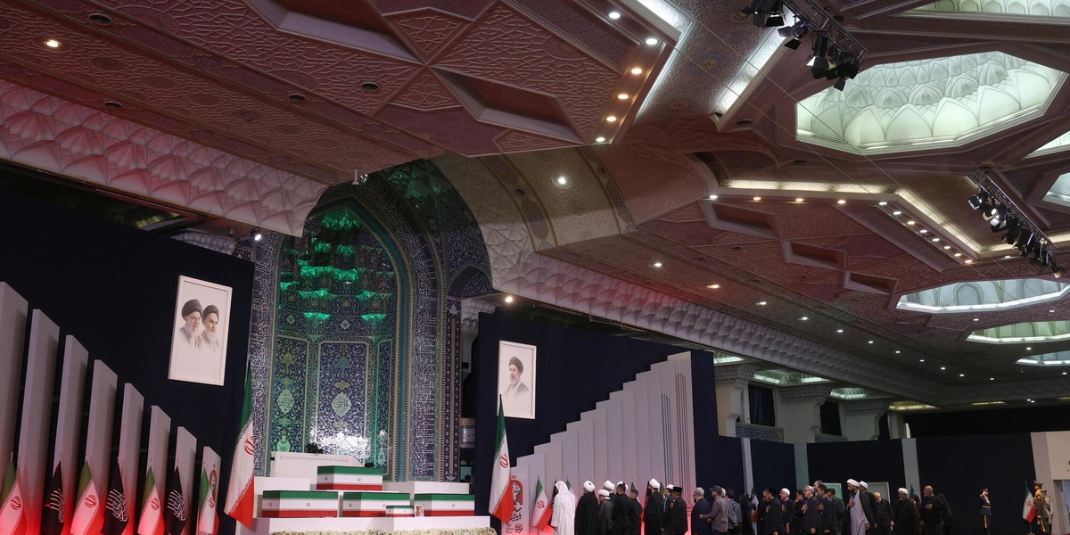 Esposte a Teheran bare di Khamenei e famiglia, omaggio delle delegazioni straniere