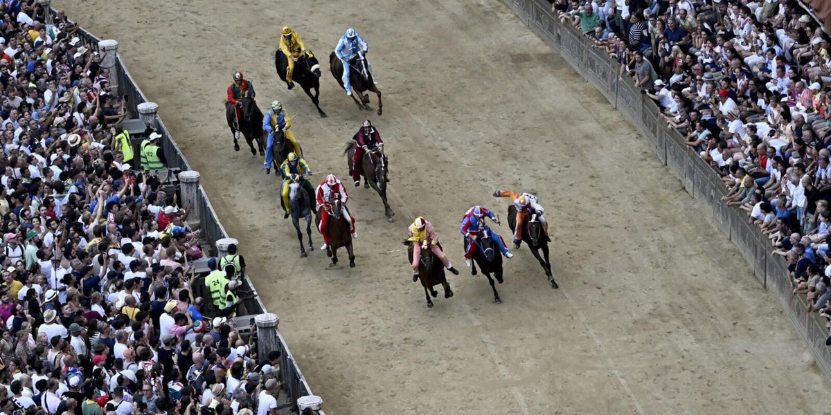 Palio di Siena, vince l'Aquila: spezzato un digiuno che durava da 34 anni