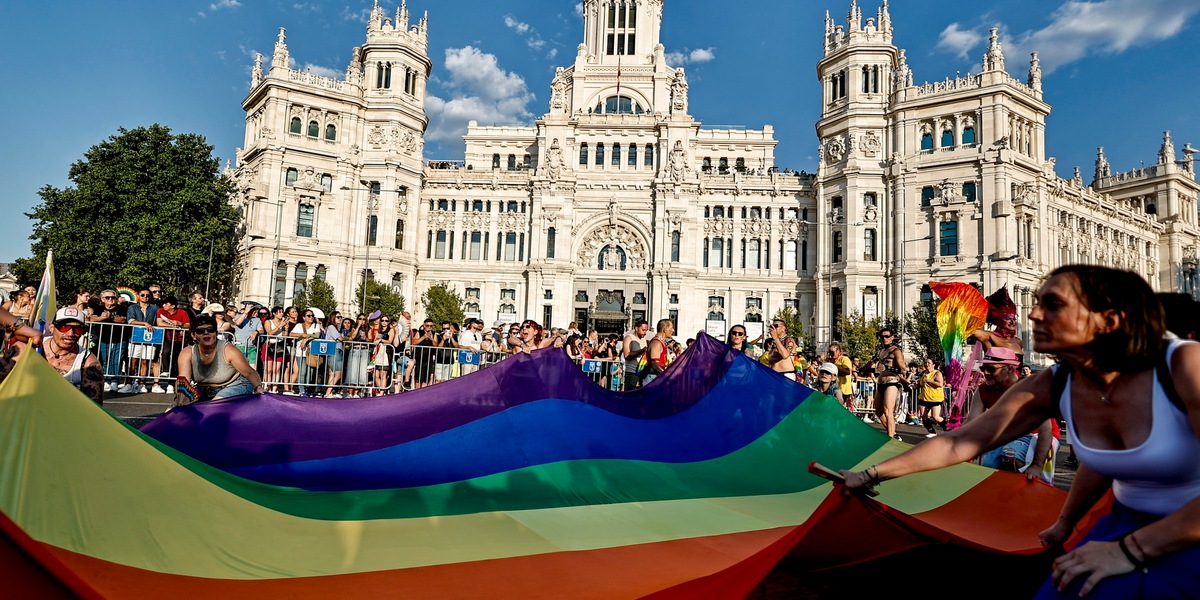 In centinaia di migliaia per il Pride a Madrid, 'i diritti non si negoziano'