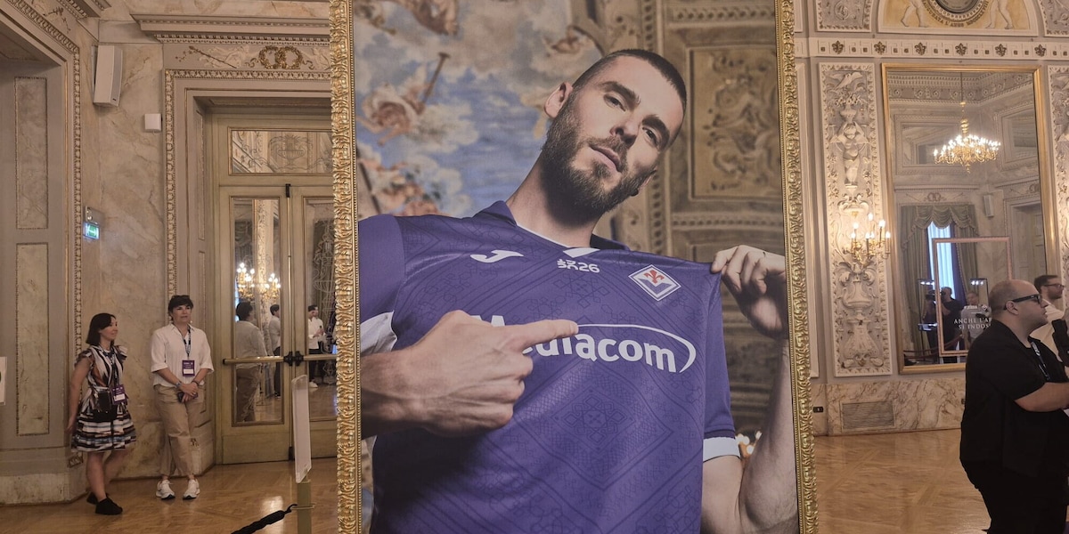 Fiorentina, presentata la maglia del centenario
