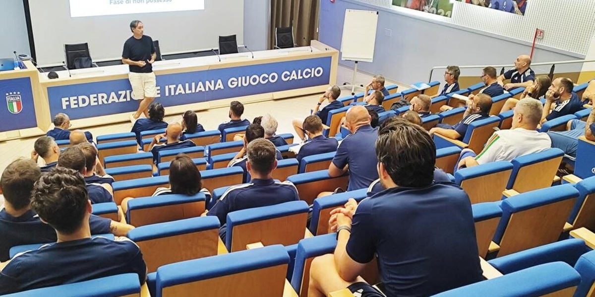 Nesta professore a Coverciano: "Sono qui per condividere la mia esperienza da allenatore"