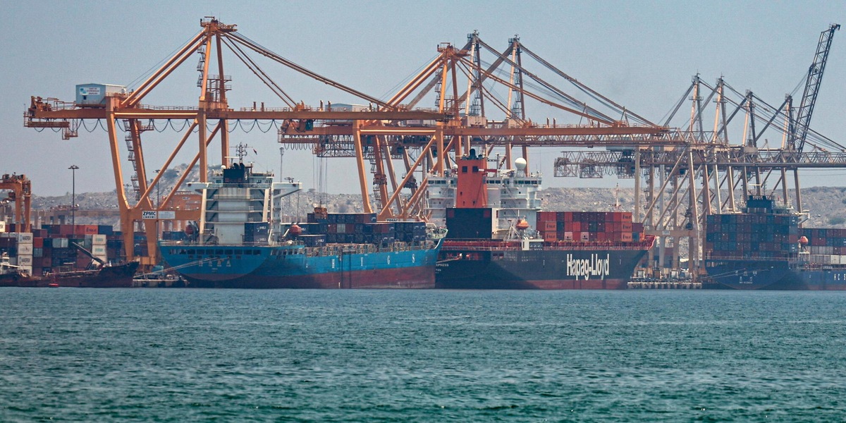 Bloomberg, 'dopo i raid Usa traffico navale in Stretto Hormuz è quasi fermo'