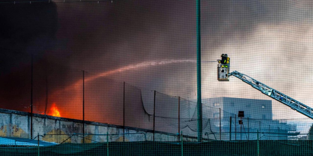 Maxi rogo a Milano, la Dda indaga per incendio doloso