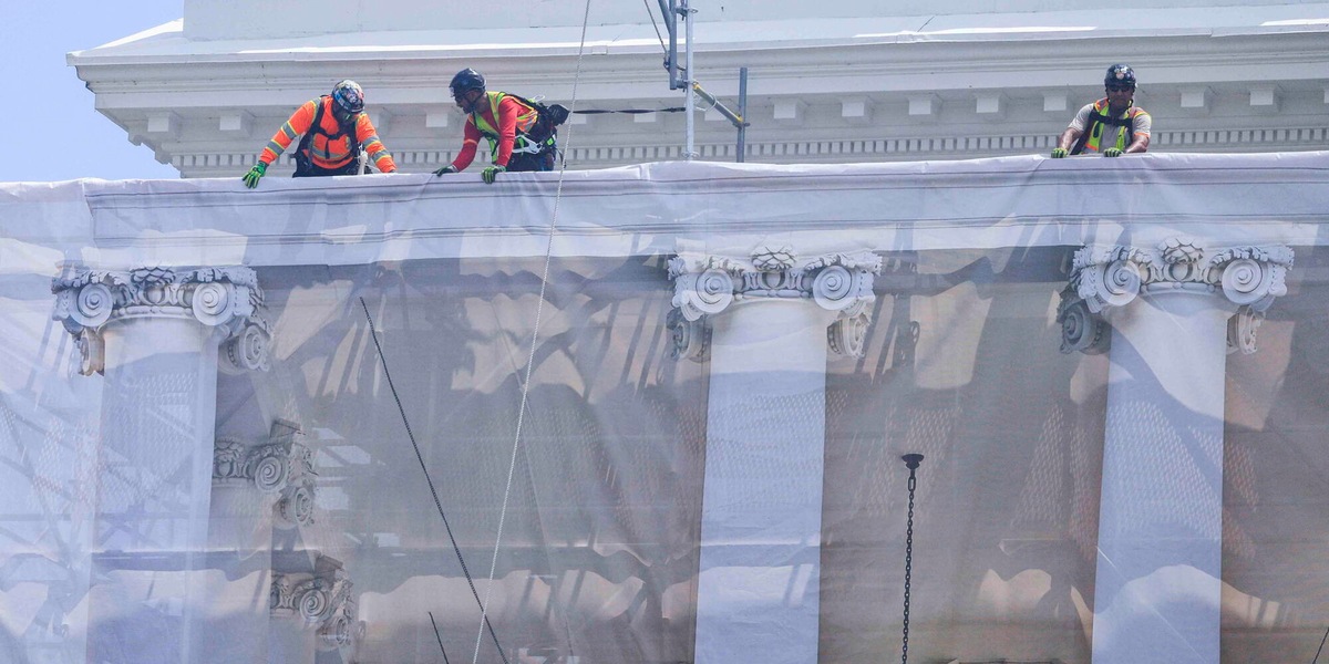 Al via i lavori anche sul lato nord della Casa Bianca, ripulite le colonne