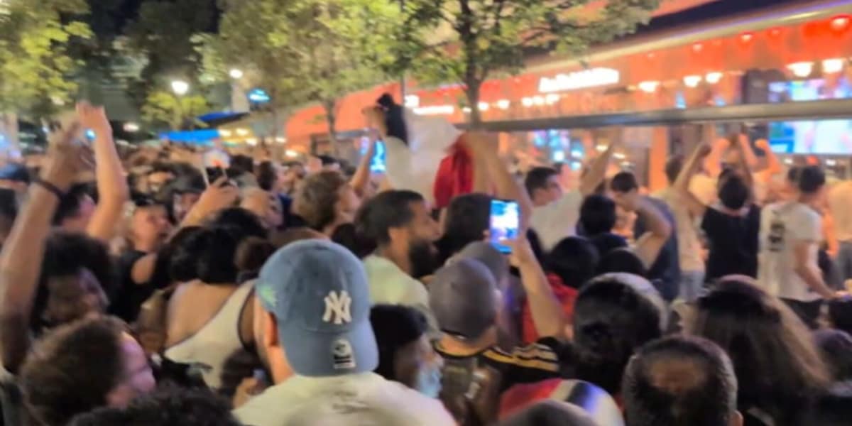 A Parigi è festa grande. Non si segnalano incidenti