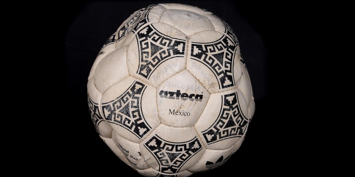 All'asta il pallone dei gol di Maradona all'Inghilterra al Mondiale in Messico 1986