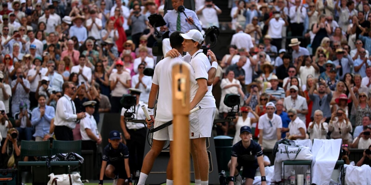 Il gesto di rispetto di Sinner nei confronti di Djokovic dopo la semifinale di Wimbledon accende il pubblico sugli spalti