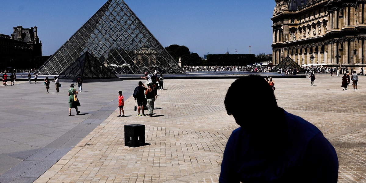 La Francia soffoca, Parigi e una ventina di dipartimenti in allerta rossa