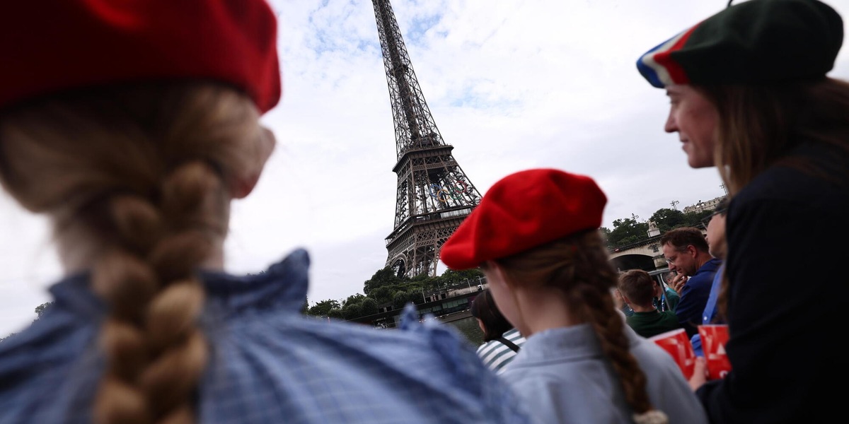 Parigi tocca i 35 gradi, chiudono in anticipo Tour Eiffel, Louvre e Museo d'Orsay