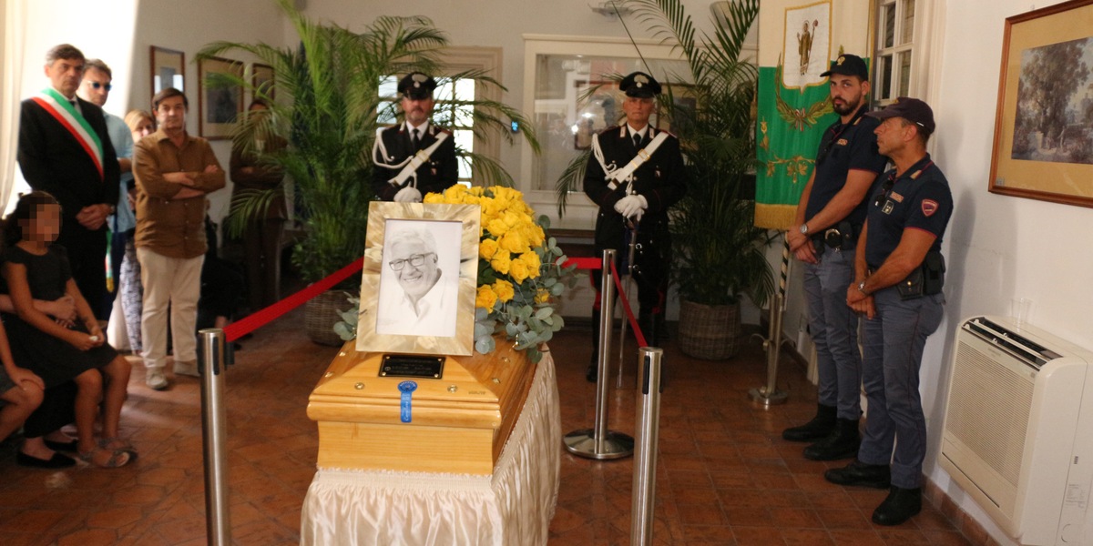 Addio a Peppino di Capri, il feretro accolto dagli applausi nella camera ardente