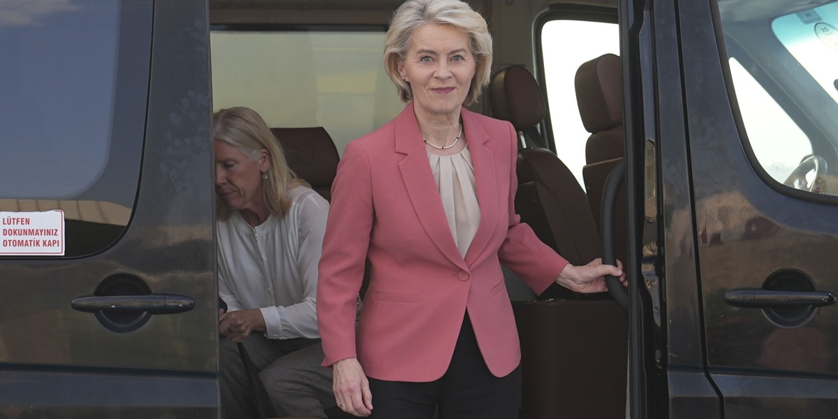 Von der Leyen, 'serve un'età minima per l'accesso ai social'