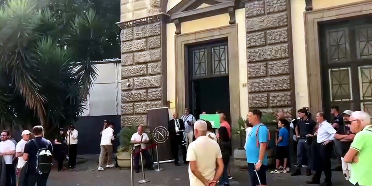 Napoli, l'attesa dei tifosi e degli ospiti fuori dal San Carlo per Allegri