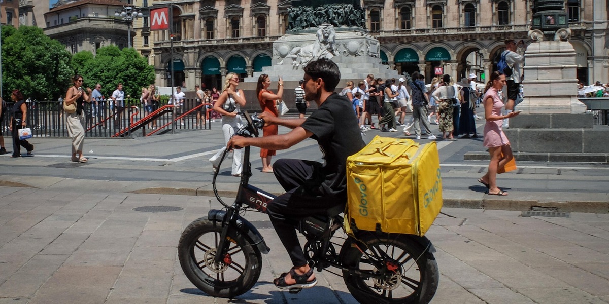 A Milano rider in piazza, 'ammortizzatori sociali per lo stop nelle ore calde'