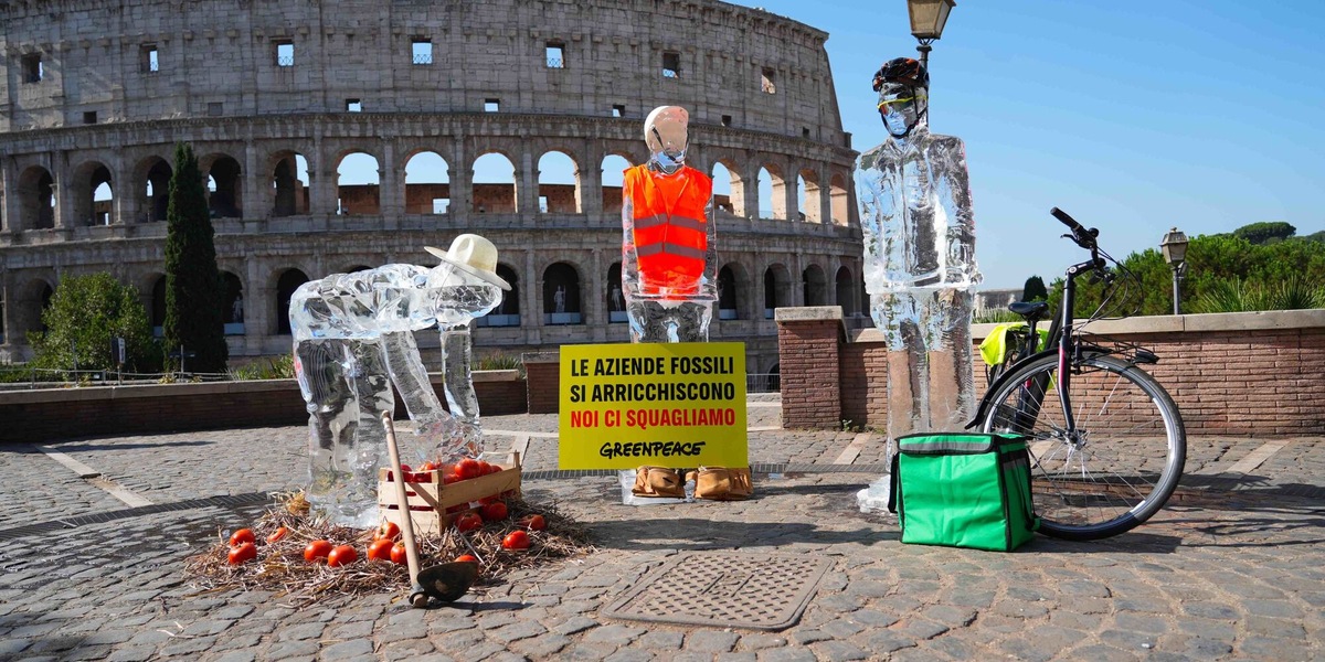 'Lavoratori di ghiaccio sciolti al sole', al Colosseo il flash mob di Greenpeace