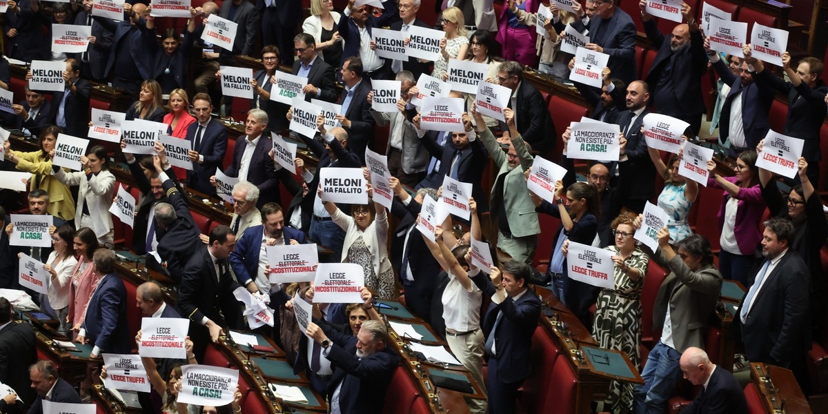 Cartelli delle opposizioni in Aula contro la legge elettorale, "è truffa, a casa"