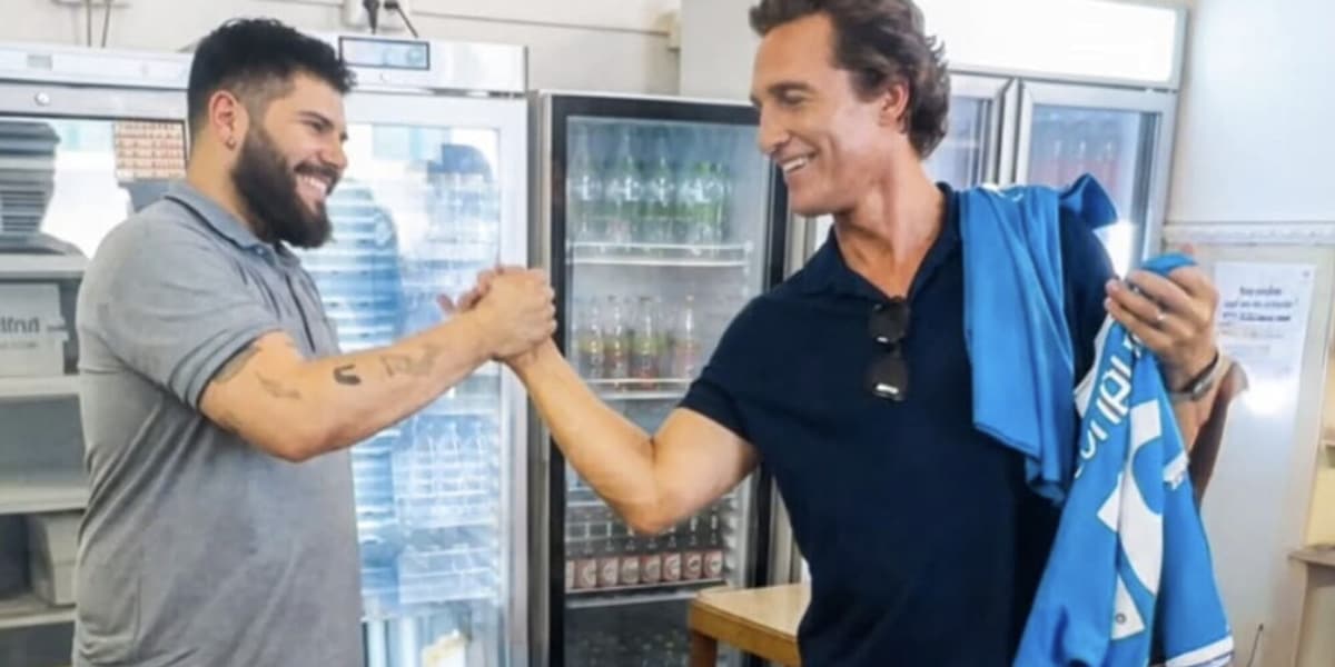 Maglia hollywoodiana per il Napoli: il regalo di Salvatore Esposito a Zoe Saldana e Matthew McConaughey
