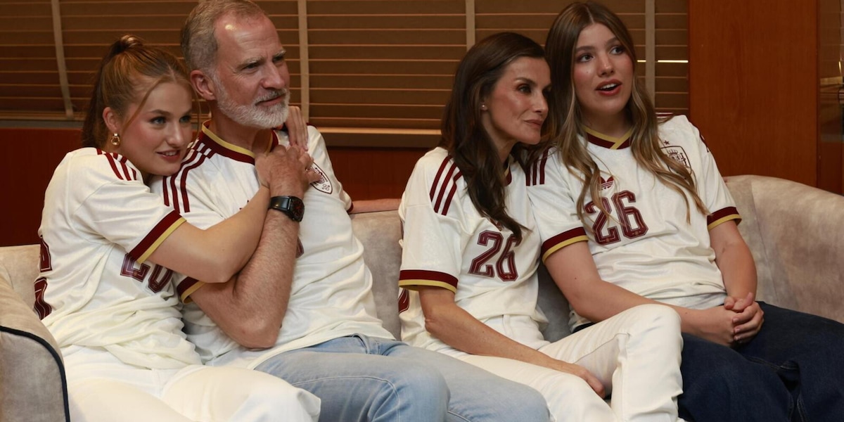 Letizia e Felipe di Spagna, perché indossano la maglia numero 26 ai Mondiali 2026