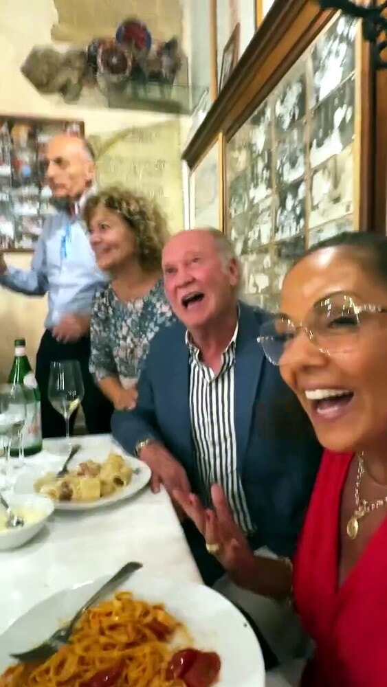 Cantano l'inno della Roma al ristorante e Falcao si commuove
