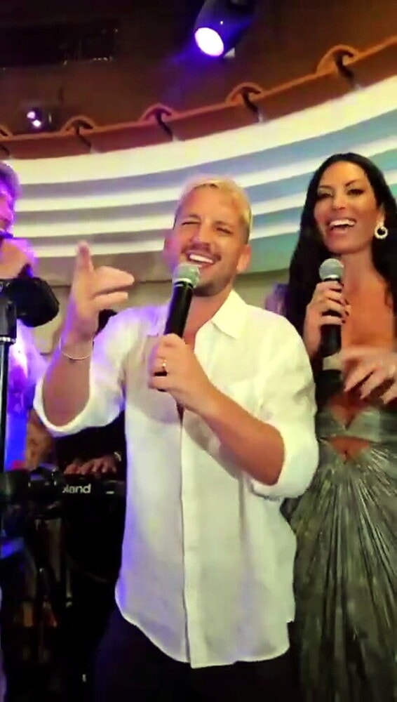Mertens show con Elisabetta Gregoraci: il karaoke fa impazzire i napoletani