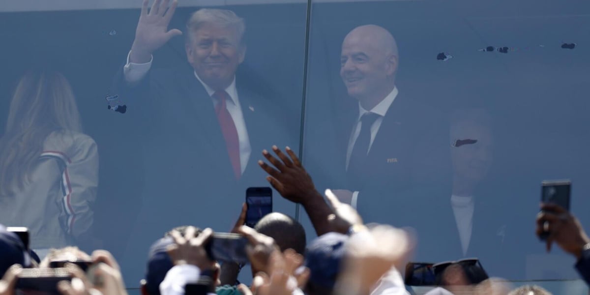 Trump ripreso dai maxischermi affianco a Infantino, la reazione del pubblico. E sugli spalti è una parata infinita di vip