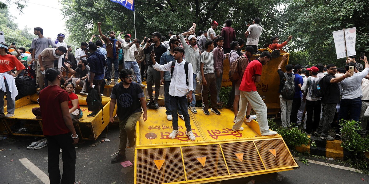 Migliaia di persone protestano nel centro di Nuova Delhi