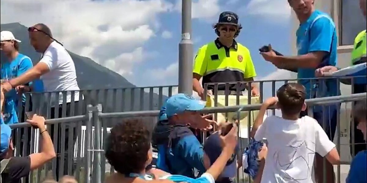 Vergara e Marianucci firmano autografi ai tifosi in ritiro: quanti bambini felici