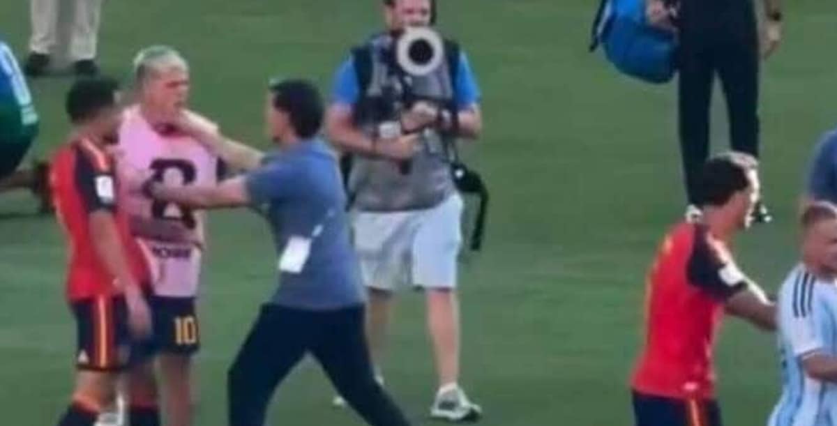 Non solo Paredes, spunta il pugno di Ayala a Dani Olmo. L'altra aggressione argentina passata inosservata