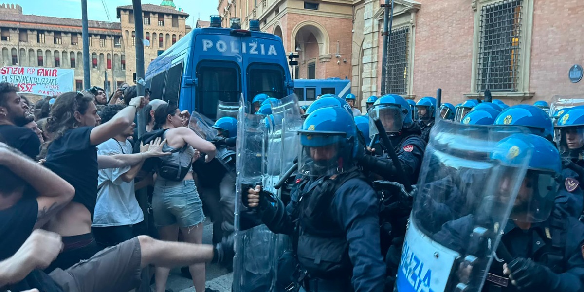 Lancio di bomba carta da manifestanti e carica della Polizia a Bologna