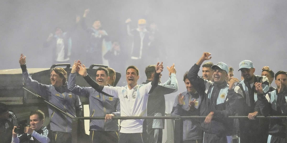 L'Argentina torna a casa (senza Messi): l'accoglienza di Buenos Aires è impressionante