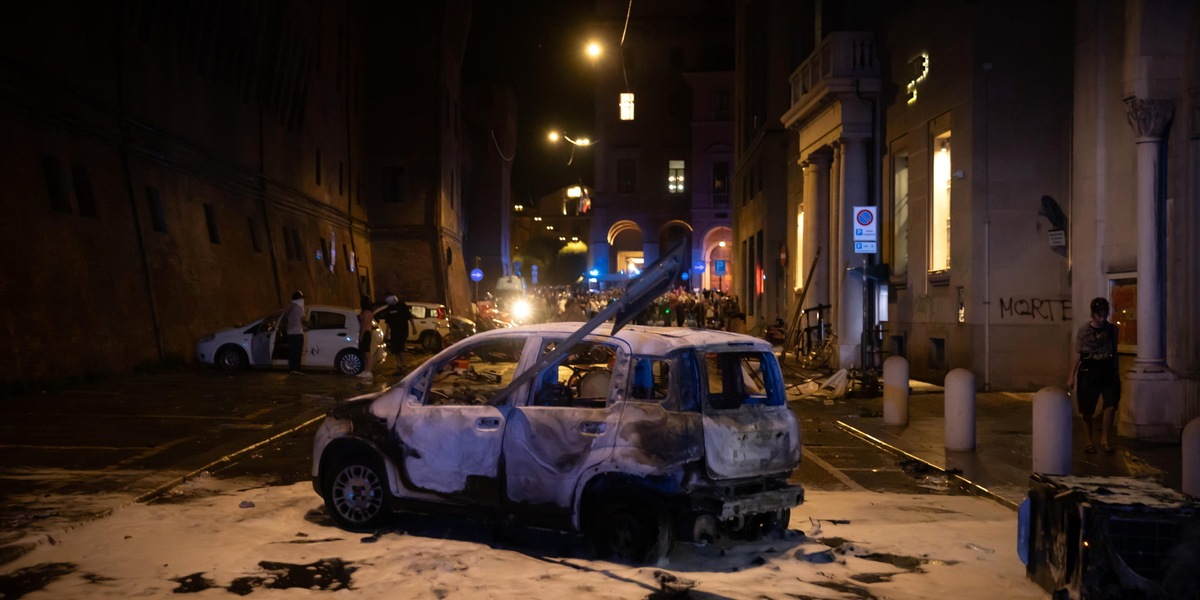 Guerriglia a Bologna fino a notte, incendiata anche un'auto del Comune