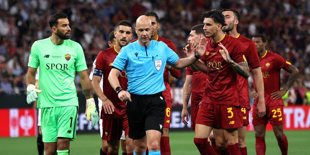 L'arbitro Taylor annuncia il suo ritiro. I tifosi della Roma esultano: "Con tre anni di ritardo"
