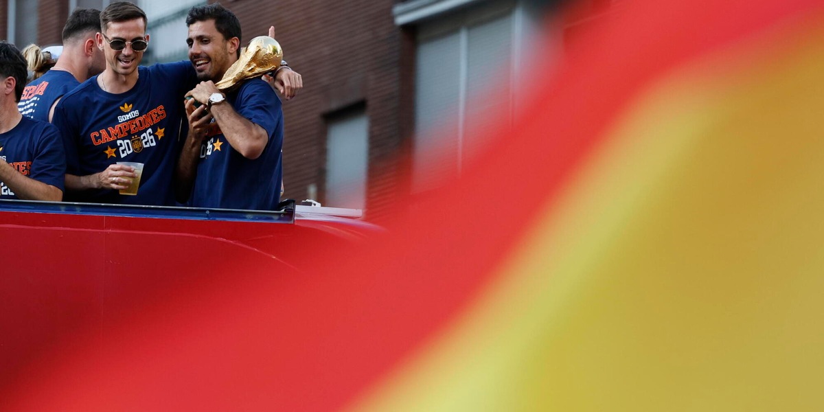'Viva il re' e il cappello stile Maga, la festa Spagna divide