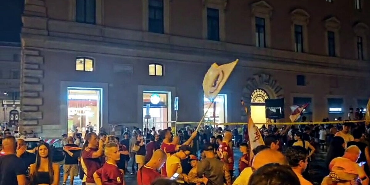 I tifosi della Roma in piazza per festeggiare i 99 anni del club