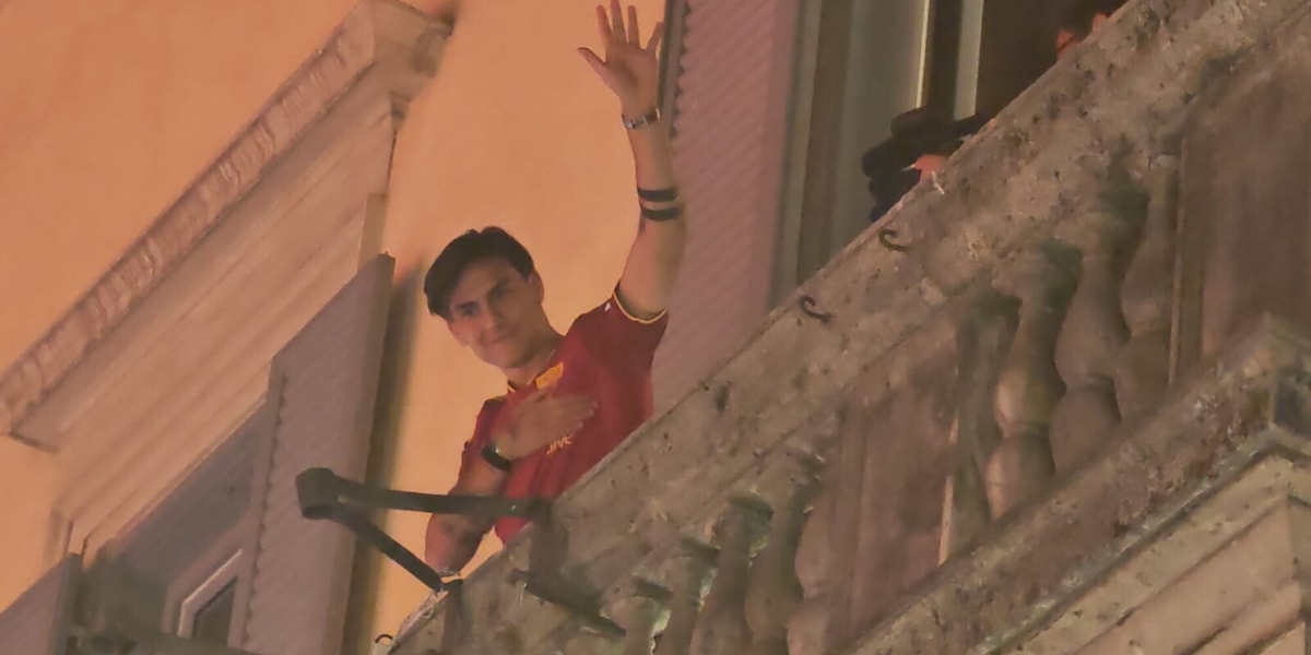Dybala partecipa alla festa dei 99 anni della Roma: si affaccia dal balcone e i tifosi impazziscono