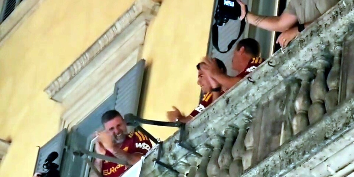 Dybala saluta i tifosi dalla Roma dal balcone con Candela e Rizzitelli